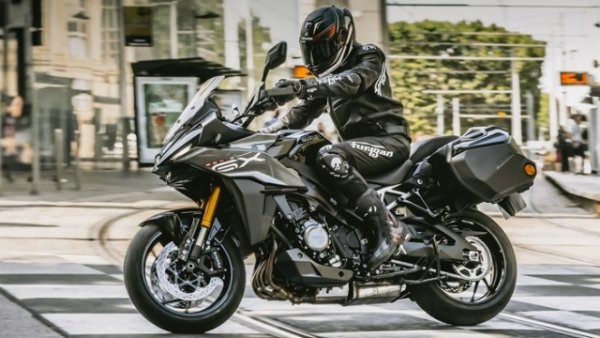 Сърцето на този модел е 999-кубиков редови четирицилиндров двигател със 152 к.с.  Има стоманена рамка и люлеещо се рамо от алуминий. Това е първият мотоциклет Suzuki, оборудван с електронно окачване , но неговите характеристики включват и целия пакет Suzuki Intelligent Ride System с три версии, контрол на сцеплението, круиз контрол, двупосочен бърз превключвател и ABS за дискова спирачна система. Теглото за стандартната версия без странични багажници е 252 кг с всичките 19 литра гориво. 

В сравнение с основната версия - вариантът Touring може да се похвали и със странични калъфи с капацитет от 26 литра всеки, отопляеми дръжки, комфортно седло и централна стойка като стандарт. Gsx -S1000gx Touring и Sport струват съответно 19 000 евро и 17 600 евро при стандартната версия.
